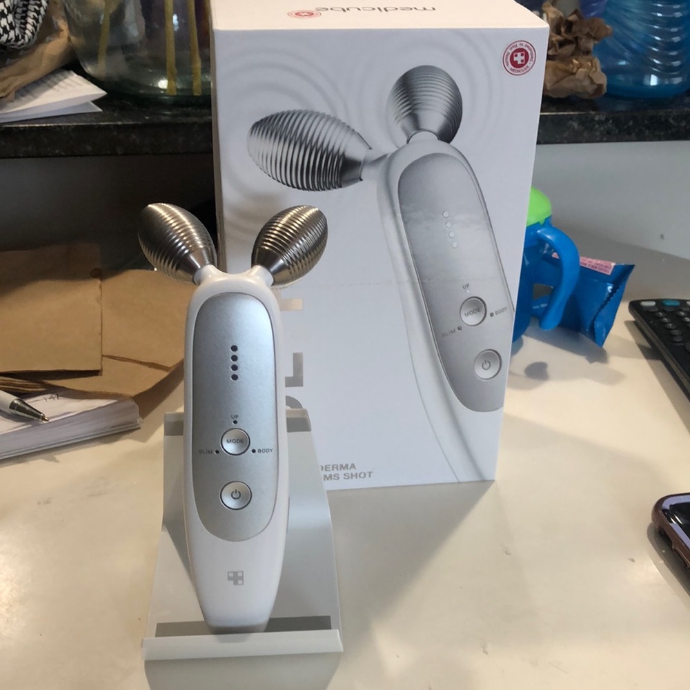 AGE-R Derma EMS Shot by Medicube - professional skincare device for anti-aging